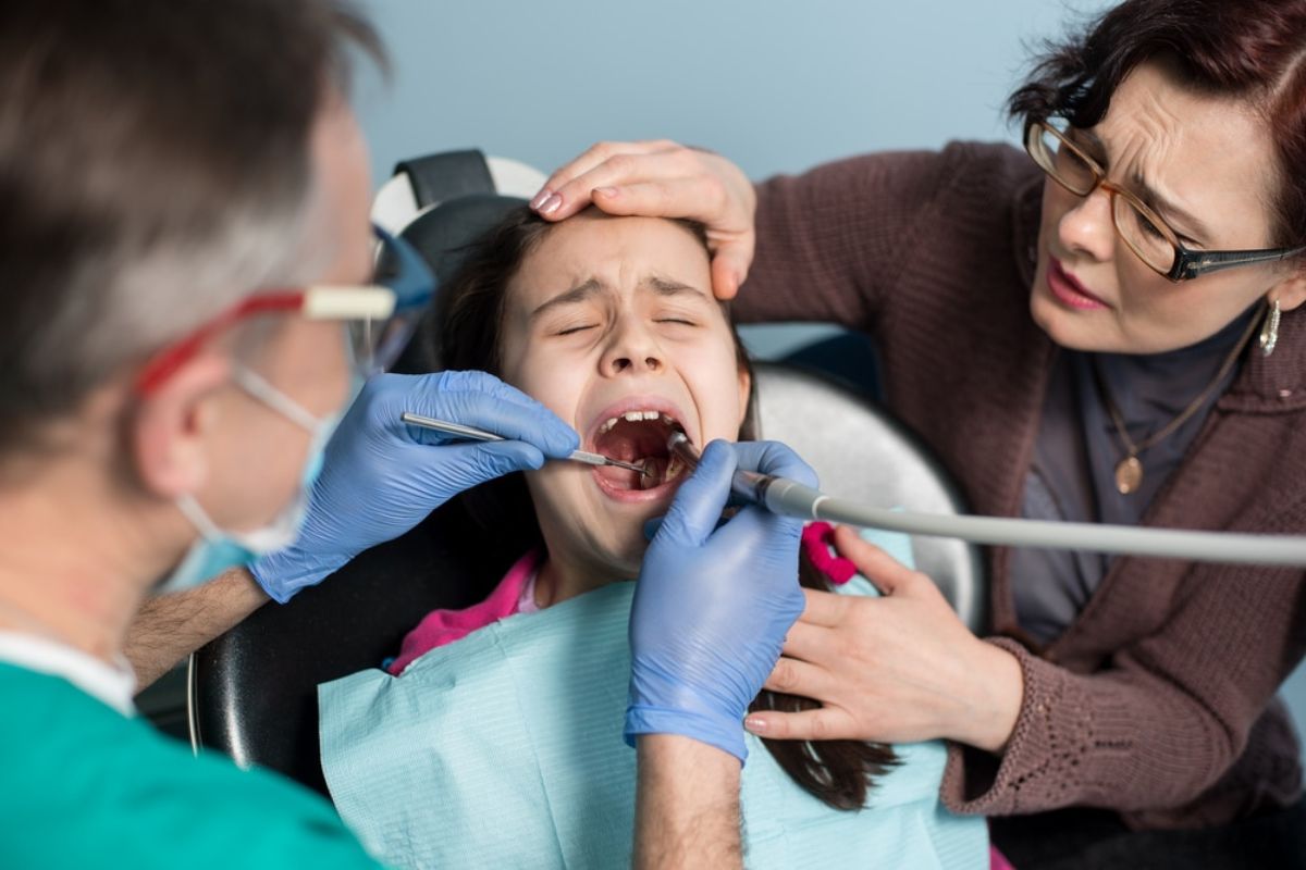 Toothache first aid treatment during a dental emergency.